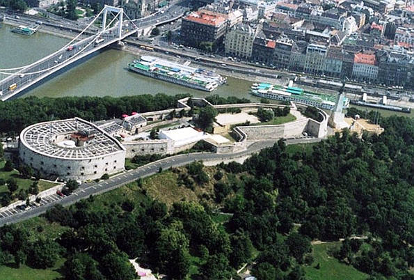 Turisták kedvenc kilátóhelye, a Citadella, ahonnan páratlan panoráma nyílik a Duna által kettészelt belvárosra.