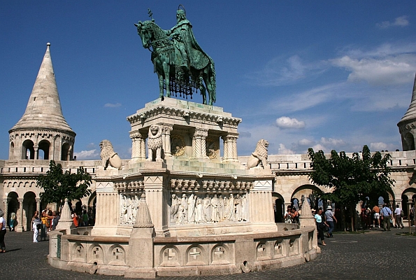 A Halászbástya Szent István lovasszobrával Schulek Frigyes eredeti, terve szerint itt egy grandiózus szoborcsoport állt volna a honfoglalás és az államalapítás emlékére.