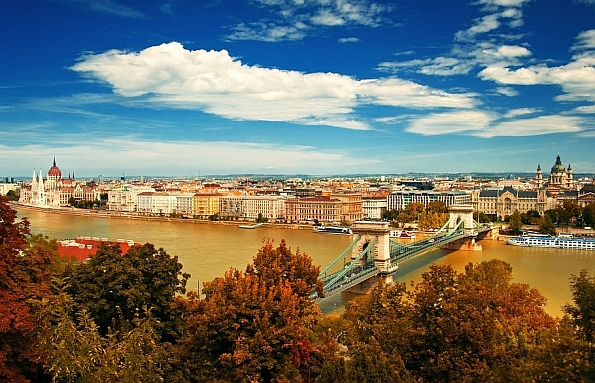 A világhírű látkép: a Duna egyik kecses pántjával, a Lánchíddal, a háttérben a Parlamenttel.