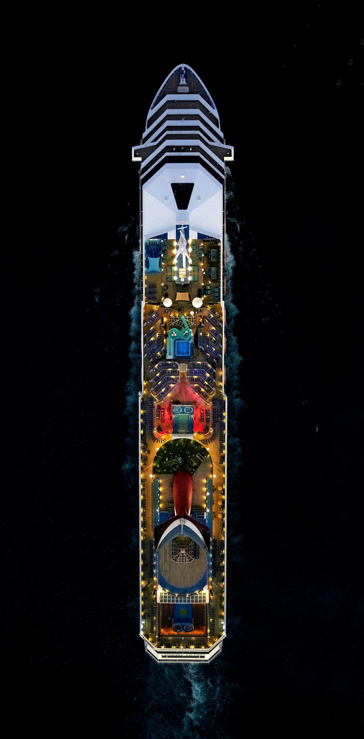 http://www.utvonaltervezo.com/wp-content/uploads/2015/03/milstein4-1-1.jpg Cruise Ships aerial photography by Jeffrey Milstein - Mar 2015